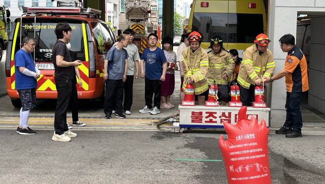 곰두리네집 장애인들이 소방안전체험 교육을 받고 있다. 의정부소방서 제공