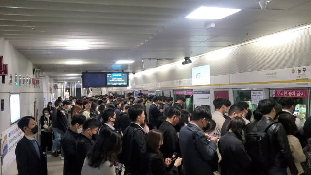 출근길 김포골드라인 혼잡으로 승객이 또 쓰러지는 사고가 발생했다. 양형찬기자