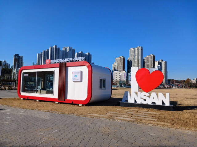 안산시가 단원구 선부동 선부광장에서 운영 중인 오픈형 청년미디어스튜디오의 다양한 콘텐츠가 호응을 얻고 있다. 사진은 선부광장 내 오픈형 청년미디어스튜디오 전경. 안산시 제공