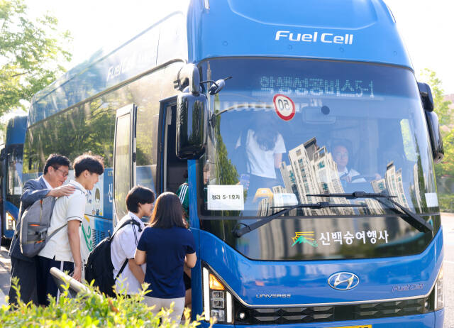 17일 도성훈 교육감이 인천학생성공버스에 탑승해 학생들과 동행하고 있다. 인천시교육청 제공