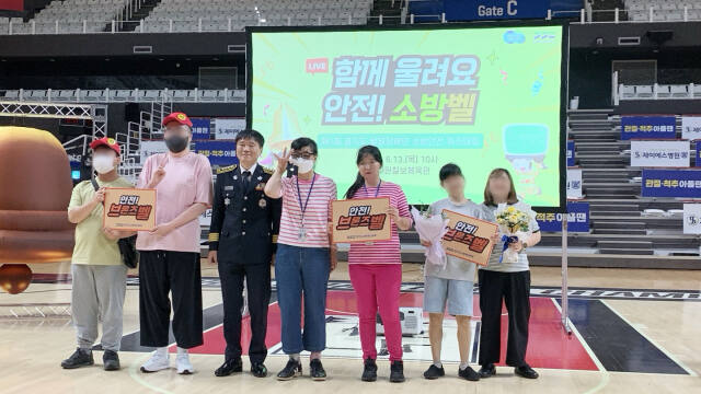 의왕소방서(서장 황은식) 소속으로 경기도 발달장애인 안전상식 퀴즈대회 ‘함께 울려요, 안전! 소방벨’에 참가한 선수들이 브론즈벨을 수상한 뒤 기념사진을 찍고 있다. 의왕소방서 제공