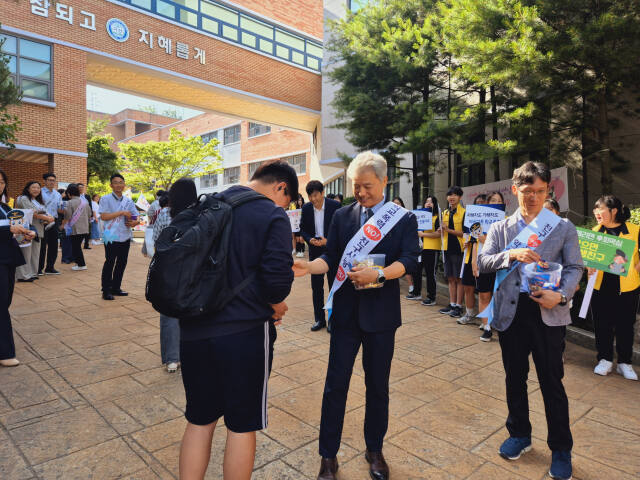 경기도화성오산교육지원청이 17일 학교폭력·학생도박 예방을 위한 등굣길 캠페인을 진행했다. 경기도화성오산교육지원청 제공