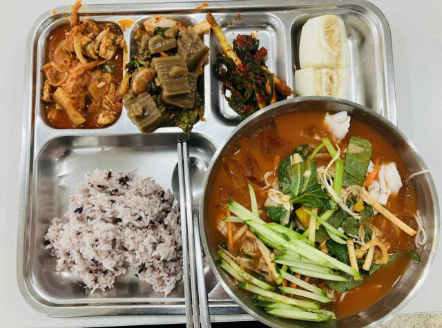 온라인 커뮤니티에서 화제를 모으고 있는 지난 13일 육군 1군수지원여단의 점심 메뉴 사진. ‘육군훈련소 대신 전해드립니다’ 페이스북 갈무리