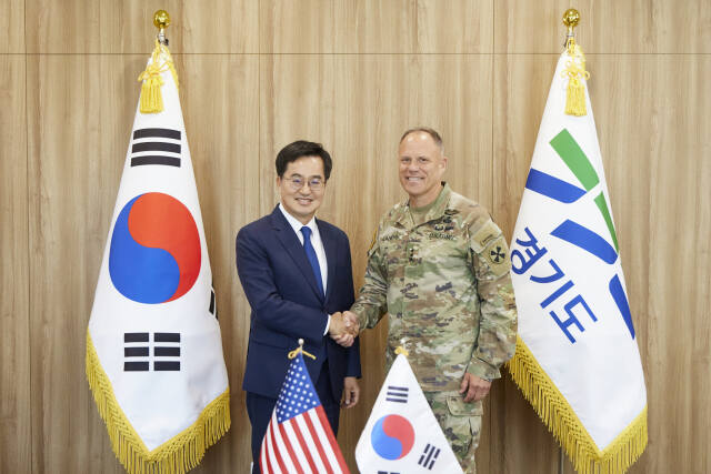 김동연 경기도지사가 17일 경기도청 집무실에서 크리스토퍼 라니브 신임 미8군 사령관을 만나 상호 협력 방안 등에 관한 대화를 나누고 기념 촬영하고 있다. 경기도 제공