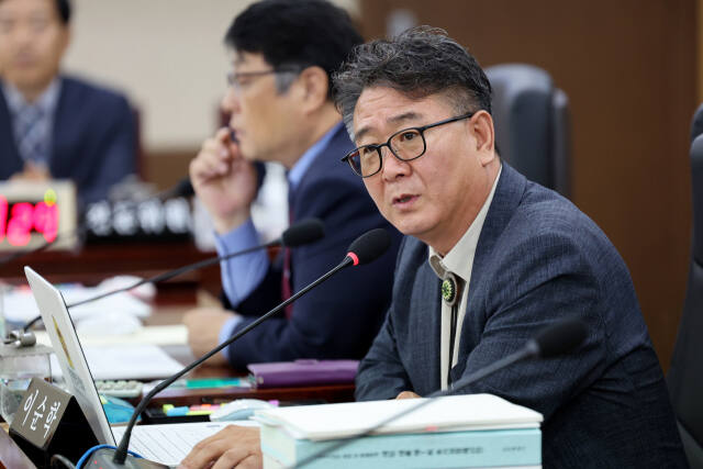 17일 열린 295회 인천시의회 제1차 정례회의 산업경제위원회의에서 이순학 시의원(더불어민주당·서구5)이 대표발의한 ‘인천시 노동자 작업복 세탁소 설치 및 운영 지원 조례(안)’이 가결됐다. 인천시의회 제공
