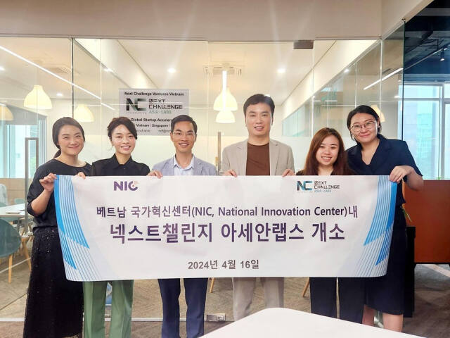 넥스트챌린지재단이 베트남 창업 혁신 생태계를 총괄하는 '베트남 국가혁신센터(NIC)' 내 아세안 진출 핵심적 교두보인 '넥스트챌린지 아세안랩스' 개소를 한 뒤, 기념촬영을 하고 있다. 넥스트챌린지 제공