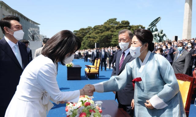 윤석열 대통령 부인 김건희 여사가 지난 2022년 5월 10일 서울 여의도 국회에서 열린 제20대 대통령 취임식에서 문재인 전 대통령 부인 김정숙 여사와 인사하고 있다. 연합뉴스