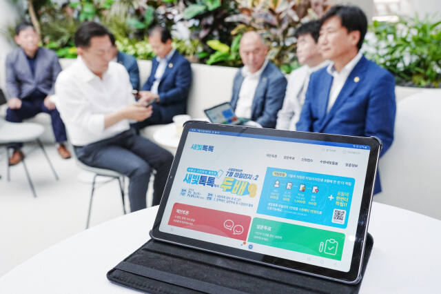 수원시민이 일상적으로 시정에 참여할 수 있도록 만들어진 수원시만의 직접민주주의 플랫폼 새빛톡톡 화면. 수원특례시 제공