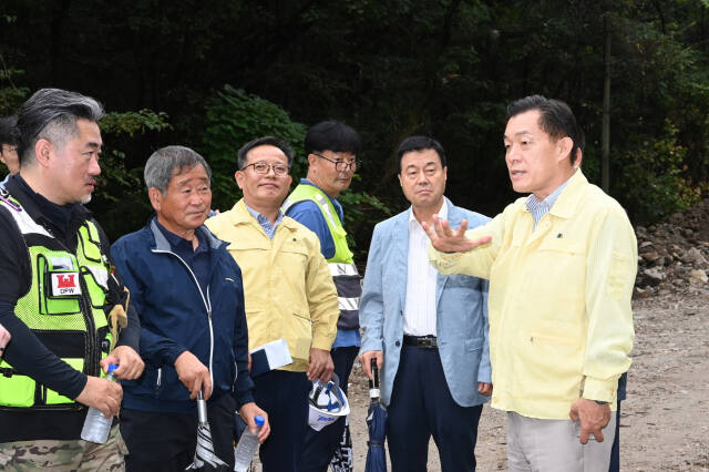 지난해 9월 이재준 수원특례시장이 광교산 통신대 군사도로 복구공사 현장에 찾아가는 현장시장실을 열고 현장을 점검하고 있다. 수원특례시 제공