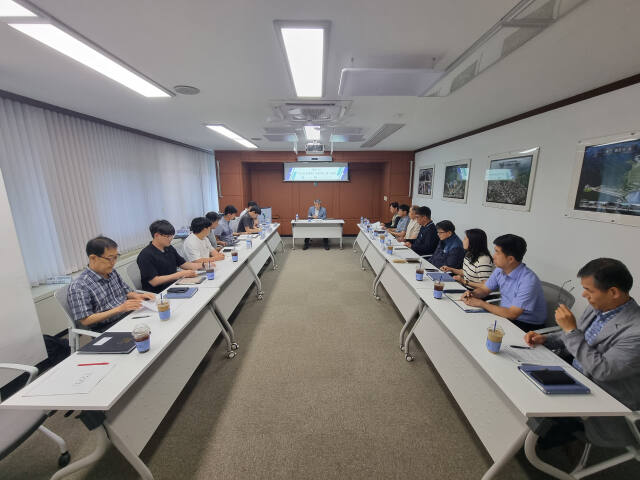 지나 17일 용인도시공사 본사 상황실에서 열린 CEO와 함께하는 건설현장 소통간담회가 진행되고 있다. 용인도시공사 제공