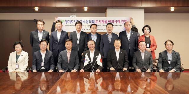 가나가와현 청을 방문한 하은호 군포시장(왼쪽 뒤에서 첫번째) 등 경기도시장군수협의회 단체장들이 가나가와현 관계자들과 기념촬영을 하고 있다. 군포시 제공