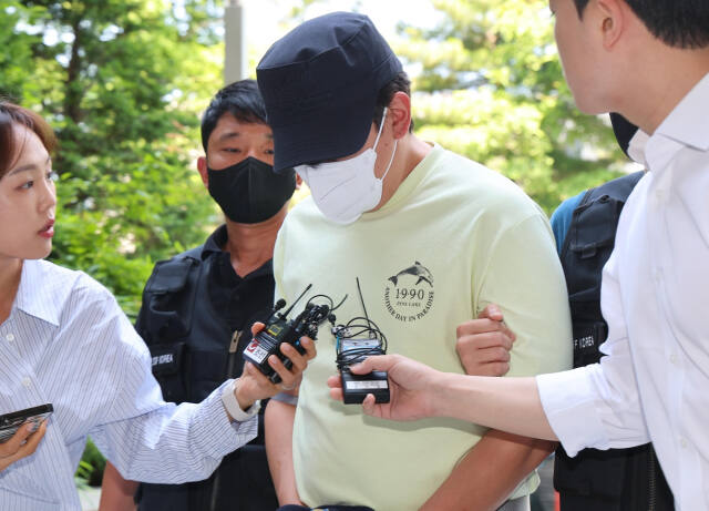 인천 미추홀구 상가 지하주차장에서 여성을 흉기로 위협해 납치한 뒤 금품을 뺏은 30대 남성이 구속 전 피의자 심문(영장실질심사)을 받기 위해 18일 오후 인천지법에 출석하고 있다. 연합뉴스 제공