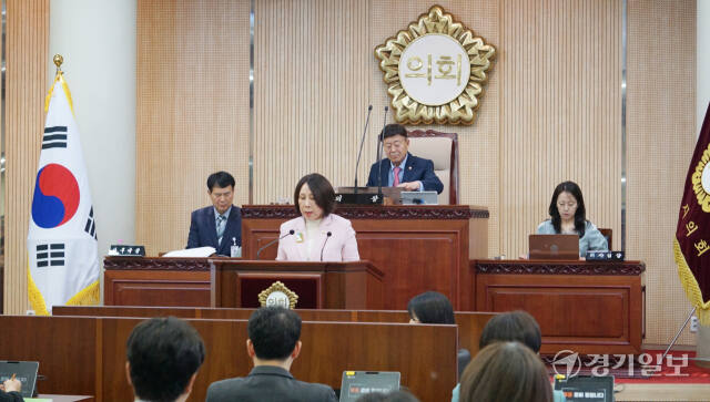 18일 열린 고양특례시의회 제284회 정례회 제3차 본회의에서 예산결산특위 고덕희 위원장이 ‘2023회계연도 결산승인의 건’ 부의안건에 대한 심사결과를 보고하고 있다. 신진욱기자