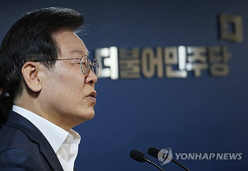 더불어민주당 이재명 대표가 지난 17일 여의도 당사에서 열린 중앙위원회의에서 인사말을 하고 있다. 연합뉴스