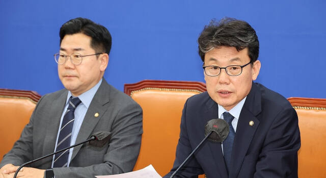 더불어민주당 진성준 정책위의장이 18일 오전 서울 여의도 국회에서 열린 원내대책회의에서 발언하고 있다. 연합뉴스