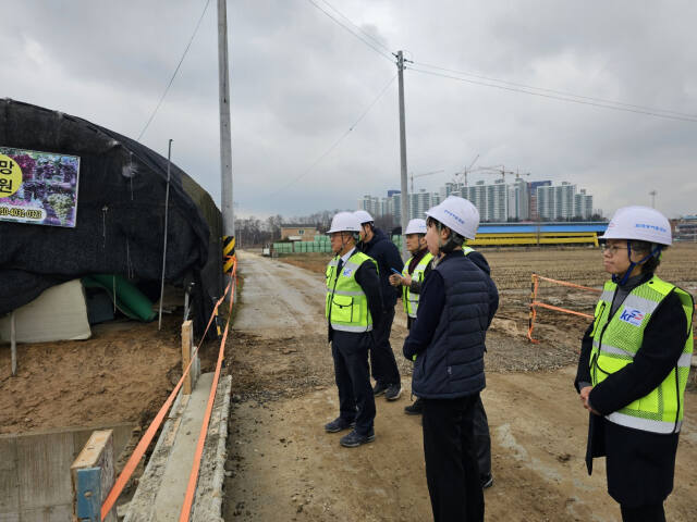 깁종성 한국농어촌공사 경기지역본부장이 안성 현장을 찾아 집중호우 및 풍수해로 대비를 위한 현장 점검을 실시하고 있다.