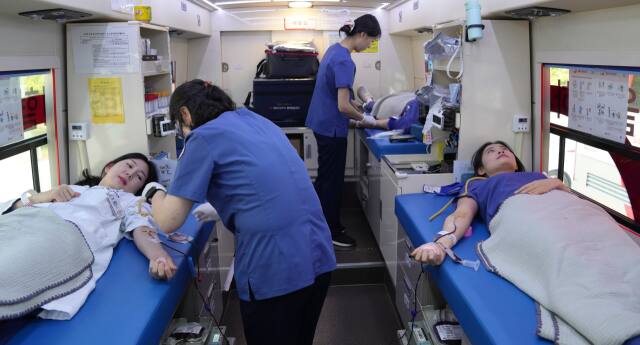 의정부을지대병원 교직원들이 헌혈자의 날을 맞아 헌혈을 하고 있다. 의정부을지대병원 제공