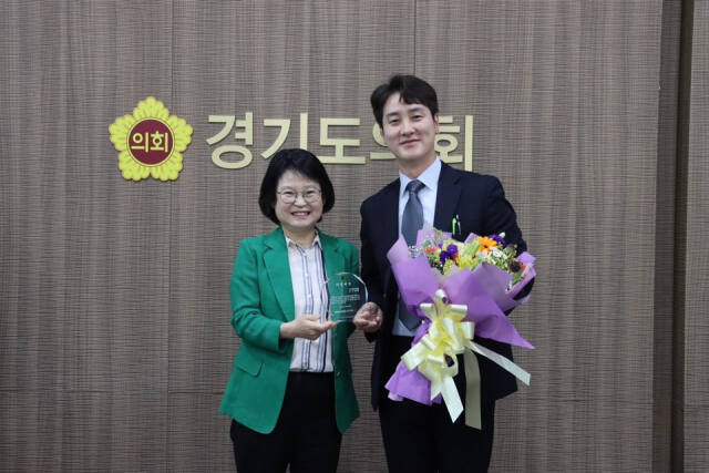 이천 김일중 도의원(오른쪽)이 경기도의회 교육행정위원회로부터 의정 대상을 수상한 뒤 기념촬영을 하고 있다. 김일중 도의원 제공.