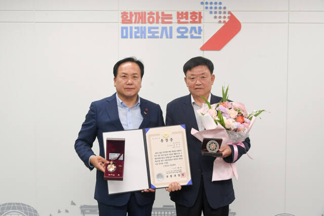 이권재 시장(왼쪽)이 고(故) 박지만 상사의 유가족에게 금성화랑무공훈장과 훈장증을 전수했다. 오산시 제공