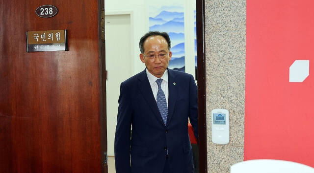 국민의힘 추경호 원내대표가 19일 오전 국회에서 원구성 관련 백브리핑을 하기 위해 이동하고 있다. 연합뉴스
