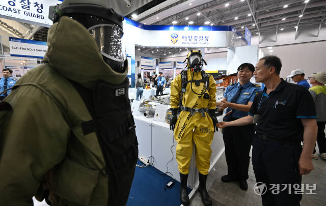 19일 오전 인천 송도 컨벤시아에서 열린 '2024 국제해양·안전대전'에서 관람객들이 전시품을 살펴보고 있다. 조병석기자
