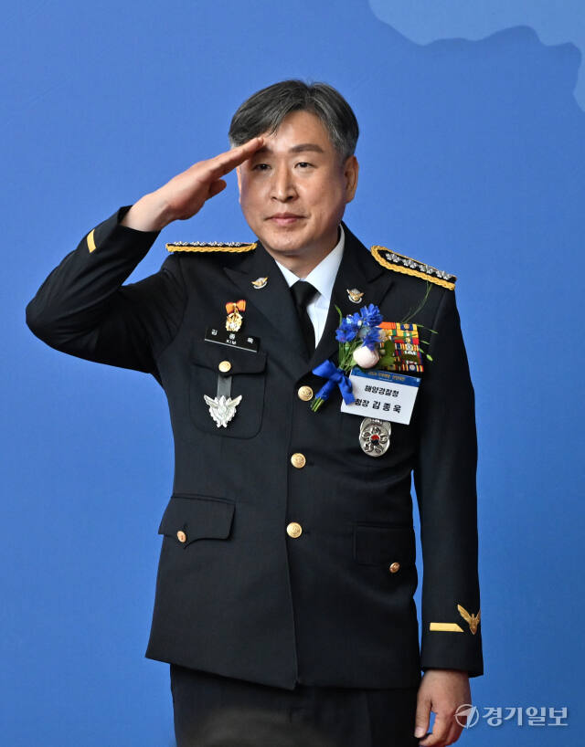 김종욱 해양경찰청장이 19일 오전 인천 송도 컨벤시아에서 열린 '2024 국제해양·안전대전' 개막식에서 인사를 하고 있다. 조병석기자