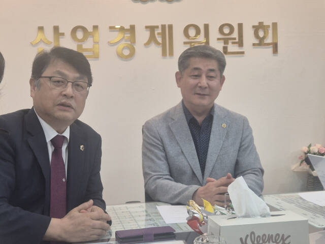 김대중 인천시의원(국민의힘·미추홀2)와 정해권 시의원(국민의힘·연수1)이 단일화 기자회견을 하고 있다. 김지혜기자