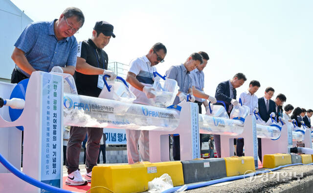 19일 오후 화성시 전곡항에서 열린 2024 한중 공동 치어방류의 날 기념행사에서 한,중 관계자들이 참돔, 참조기 치어를 방류하고 있다. 이번 행사로 방류하는 어종은 참조기, 참돔, 꽃게 등 약 326만 마리로 서해 전역에 서식하면서 경제적 가치가 높은 회유성 어종을 방류했다. 윤원규기자