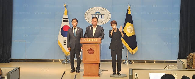 김경일 파주시장이 20일 국회 소통관에서 대북전단 및 오물풍선 관련 기자회견을 하고 있다. 김영호기자