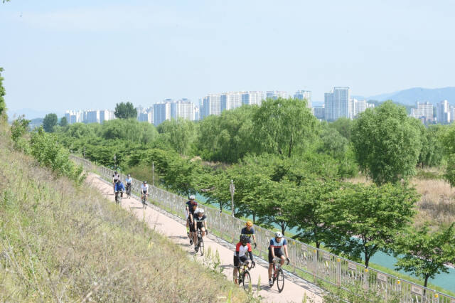 하남지역 자전거 이용자들이 즐겨 찾고 있는 하남시 미사 한강 뚝방변 자전거도로. 하남시 제공