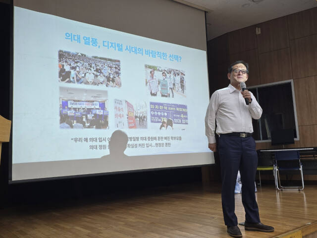 한국항공대 허희영 총장이 운정고(교장 피영로)에서 자율형공립고 2.0 일환으로 진행된 ‘항공우주시대의 퀀텀 점프’ 주제의 초청 강연에서 “인공지능(AI)이 주도하는 디지털 시대에 적합한 역량을 배양하고 항공우주공학에 대한 관심을 가져야 한다”고 강조했다. 파주운정고 제공