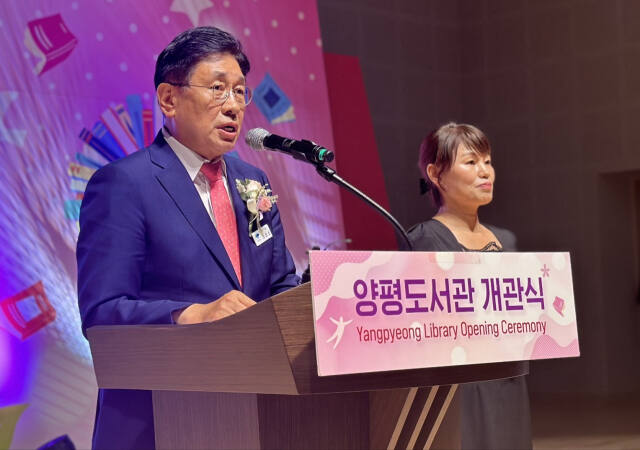 20일 오후 양평군 양평읍 양평도서관에서 열린 개관식에서 전진선 군수가 인사말을 하고 있다. 독자 제공