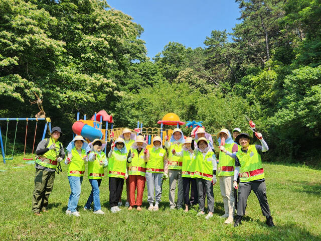 경기W아너클럽 회원들과 경기 사랑의열매 직원들이 파주시 보육원을 찾아 봉사활동을 마친 뒤 기념촬영을 하고 있다. 경기 사랑의열매 제공.