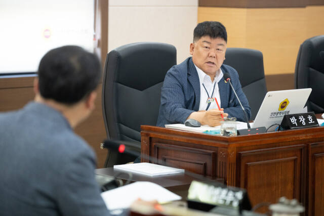 박창호 인천시의원(국민의힘·비례)이 질의하고 있다. 시의회 제공