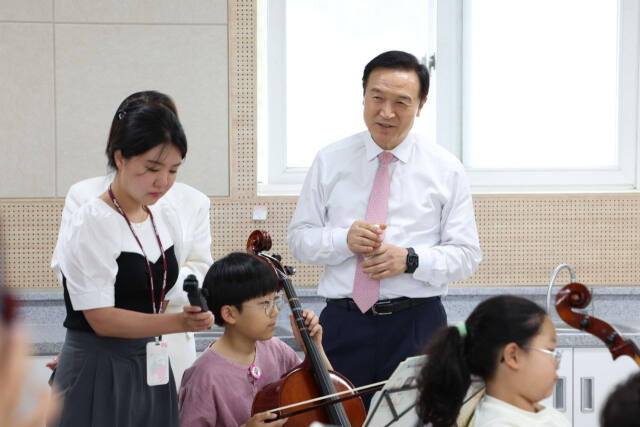 임태희 교육감이 20일 백암초에서 열린 공유학교 프로그램 ‘힐링 인 오케스트라’ 수업을 참관하고 있다. 경기도교육청 제공
