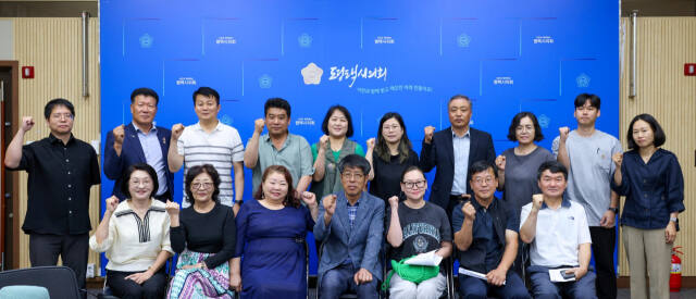 20일 평택시의회 간담회장에서 간담회 후 참석자들이 기념사진을 촬영하고 있다. 평택시의회 제공