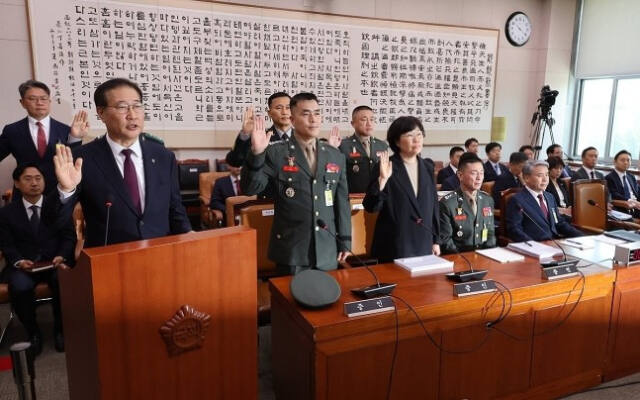 박성재 법무부 장관(앞줄 왼쪽부터), 박정훈 전 해병대 수사단장, 유재근 전 국방부 법무비서관 등이 21일 오전 국회 법제사법위원회에서 열린 '순직 해병 진상규명 방해 및 사건은폐 등의 진상규명을 위한 특별검사 임명법'(채상병특검법)에 대한 입법청문회에 증인으로 출석해 증인선서를 하는 동안 선서를 거부한 임성근 전 해병대 1사단장, 이종섭 전 국방부 장관이 자리에 앉아 있다. 연합뉴스