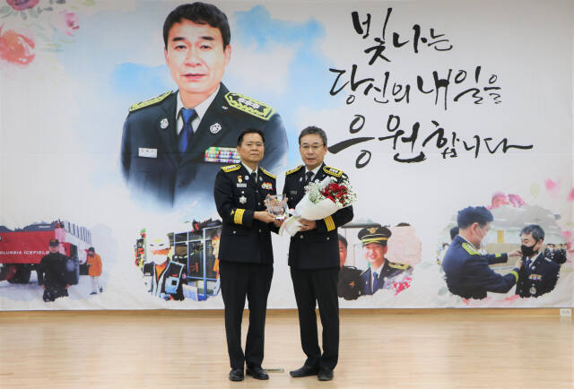 21일 송탄소방서에서 열린 퇴임식 후 김승남 서장(왼쪽)과 이형우 과장이 기념사진을 찍고 있다. 송탄소방서 제공