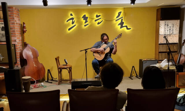 인천 중구 '흐르는 물'에서 열린 '2024인천펜타포트 라이브클럽 파티' 무대에 오른 'G삼선'의 멤버인 고의석이 클래식 기타로 마지막 무대를 빛냈다. 정성식기자