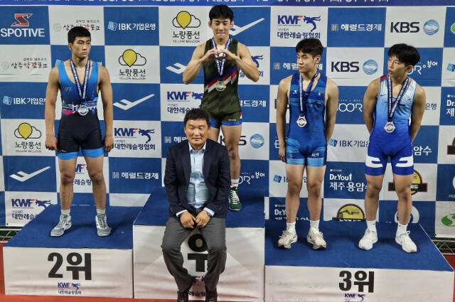 남자 고등부 자유형 65㎏급서 우승한 안현수(왼쪽 두번째)가 시상식 후 세리머니를 펼치고 있다.곡정고 제공