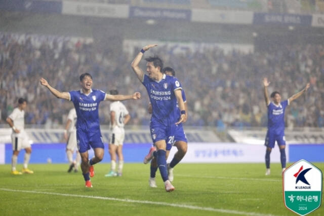 22일 수원월드컵경기장서 벌어진 K리그2 18라운드 홈경기서 성남FC를 상대로 팀의 세 번째 골을 터트린 조윤성(가운데)이 동료들과 기뻐하고 있다.한국프로축구연맹 제공