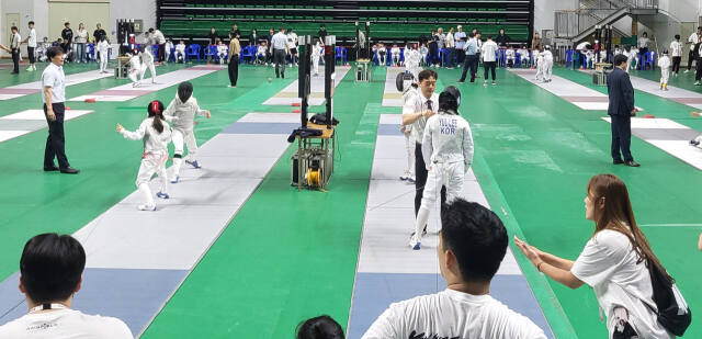 22일부터 이틀간 안산 상록수체육관에서 열린 ‘2024 안산시협회장기 전국동호인펜싱대회’에 전국 600여 동호인들이 참가해 평소 갈고 닦은 기량을 겨루고 있다.황선학기자