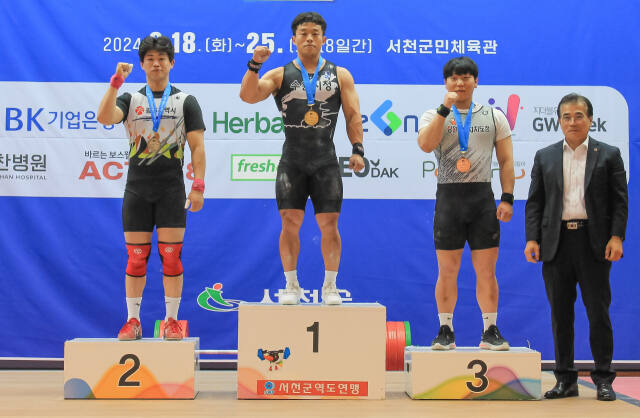 제93회 전국역도선수권대회 남자 일반부 73㎏급서 3관왕에 오른 수원시청 이상연이 시상대 가장 높은 곳에 올라 기념촬영을 하고 있다.대한역도연맹 제공