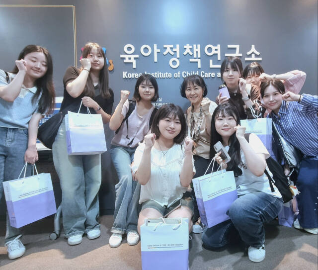 인천대학교 ‘하나, 둘, 셋’ 연구모임이 서울 명동 육아정책연구소를 방문, 기념촬영을 하고 있다. 인천대 제공