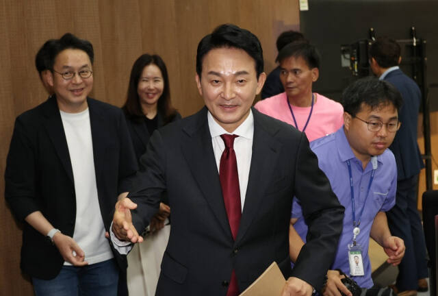 원희룡 전 국토교통부 장관이 23일 국회에서 당 대표 출마 선언을 마친 뒤 회견장을 나서고 있다. 연합뉴스