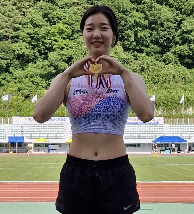 여자 선수권부 장대높이뛰기서 우승한 배한나가 금메달 세리머니를 펼치고 있다.용인시청 제공