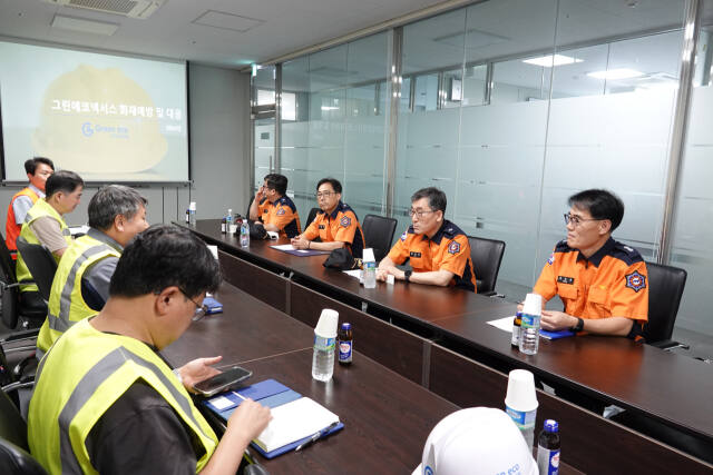 지난 21일 처인구 남사읍 소재 자원순환시설 그린에코 넥서스에서 진행된 화재안전 컨설팅에 참여한 안기승 용인소방서장을 비롯한 관계자들이 의견을 나누고 있다. 용인소방서 제공