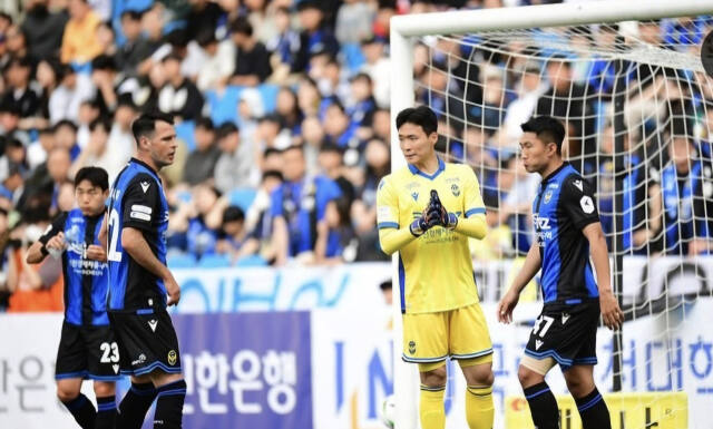 K리그1 8위에 머물러 있는 인천 유나이티드가 중상위권 재도약을 위해서는 불안한 수비진 재건이 절실하다. 인천 유나이티드 제공