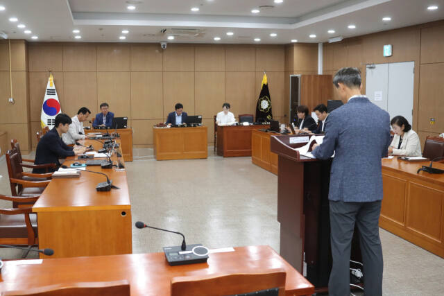 이천시의회가 제244회 제1차 정례회 폐회 중 제1차 의회운영위원회를 열고 후반기 의장단 선출에 대해 논의하고 있다. 이천시의회 제공.