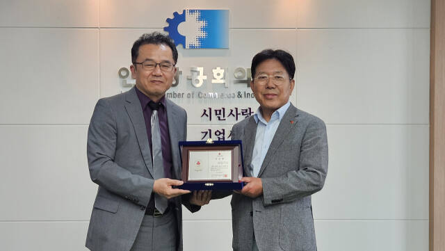 인천사회복지공동모금회는 최근 인천상공회의소에서 ‘우리인천, 희망여름 착!착!착! 나눔캠페인’ 5호 기부자로 이상범 인천상의 상근부회장(왼쪽)과 나눔리더 가입식을 했다. 인천공동모금회 제공